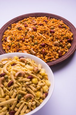 Farsan veya chivada veya chakna sıcak çay ile Hint ünlü aperatif olarak