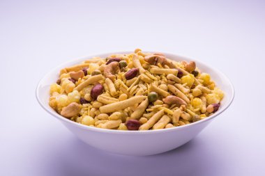 Farsan veya chivada veya chakna sıcak çay ile Hint ünlü aperatif olarak