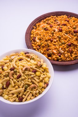 Farsan veya chivada veya chakna sıcak çay ile Hint ünlü aperatif olarak