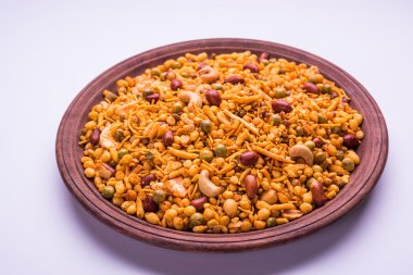 Farsan veya chivada veya chakna sıcak çay ile Hint ünlü aperatif olarak