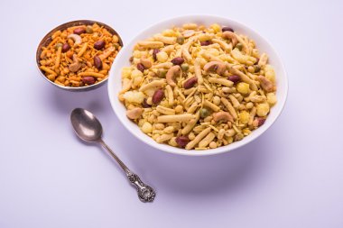 Farsan veya chivada veya chakna sıcak çay ile Hint ünlü aperatif olarak