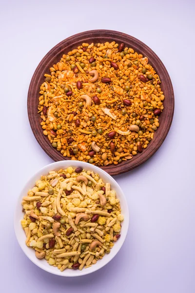 Snack indio famoso llamado Farsan o chivada o chakna con té caliente — Foto de Stock