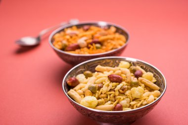 Farsan veya chivada veya chakna sıcak çay ile Hint ünlü aperatif olarak