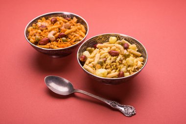 Farsan veya chivada veya chakna sıcak çay ile Hint ünlü aperatif olarak