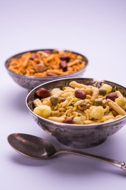 Farsan veya chivada veya chakna sıcak çay ile Hint ünlü aperatif olarak