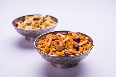 Farsan veya chivada veya chakna sıcak çay ile Hint ünlü aperatif olarak