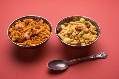 Farsan veya chivada veya chakna sıcak çay ile Hint ünlü aperatif olarak