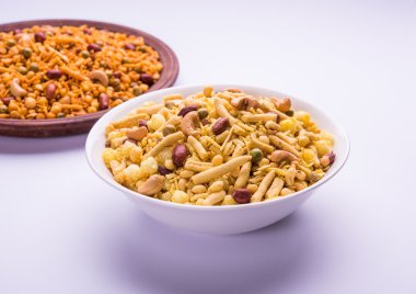 Farsan veya chivada veya chakna sıcak çay ile Hint ünlü aperatif olarak