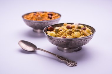 Farsan veya chivada veya chakna sıcak çay ile Hint ünlü aperatif olarak