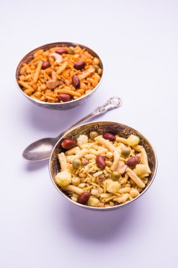 Farsan veya chivada veya chakna sıcak çay ile Hint ünlü aperatif olarak