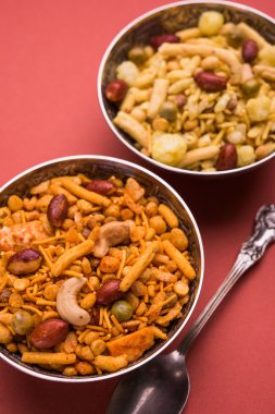 Farsan veya chivada veya chakna sıcak çay ile Hint ünlü aperatif olarak