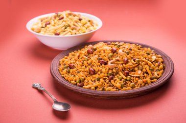 Farsan veya chivada veya chakna sıcak çay ile Hint ünlü aperatif olarak