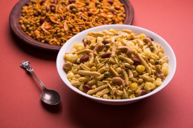 Farsan veya chivada veya chakna sıcak çay ile Hint ünlü aperatif olarak