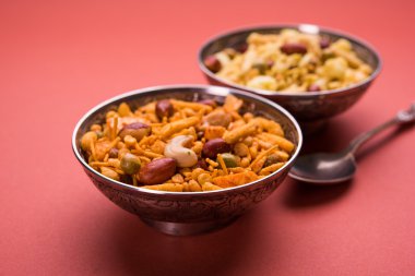 Farsan veya chivada veya chakna sıcak çay ile Hint ünlü aperatif olarak