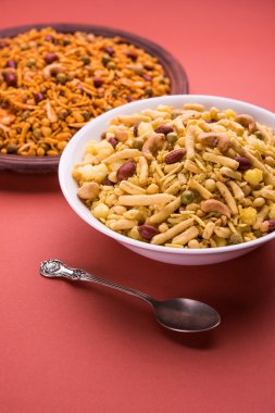 Farsan veya chivada veya chakna sıcak çay ile Hint ünlü aperatif olarak