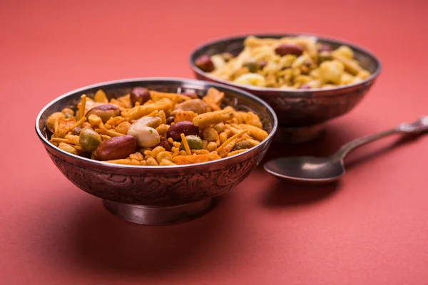 印度著名小吃叫爸爸或 chivada 或 chakna 与热茶 — 图库照片