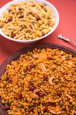 Farsan veya chivada veya chakna sıcak çay ile Hint ünlü aperatif olarak