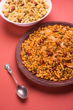 Farsan veya chivada veya chakna sıcak çay ile Hint ünlü aperatif olarak