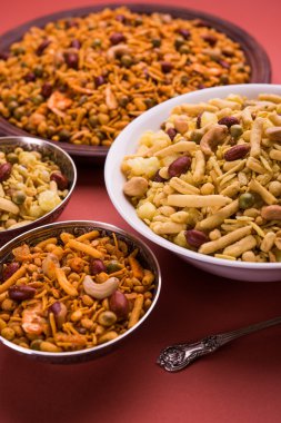 Farsan veya chivada veya chakna sıcak çay ile Hint ünlü aperatif olarak