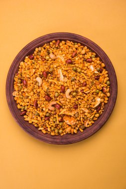 Farsan veya chivada veya chakna sıcak çay ile Hint ünlü aperatif olarak