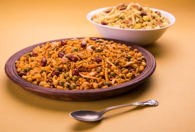 Farsan veya chivada veya chakna sıcak çay ile Hint ünlü aperatif olarak