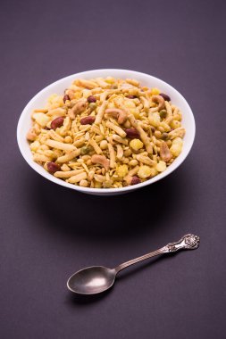 Farsan veya chivada veya chakna sıcak çay ile Hint ünlü aperatif olarak