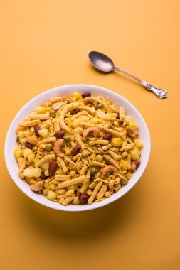 Farsan veya chivada veya chakna sıcak çay ile Hint ünlü aperatif olarak