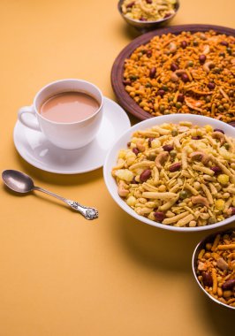 Farsan veya chivada veya chakna sıcak çay ile Hint ünlü aperatif olarak