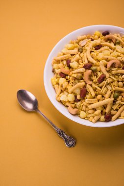 Farsan veya chivada veya chakna sıcak çay ile Hint ünlü aperatif olarak