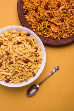 Farsan veya chivada veya chakna sıcak çay ile Hint ünlü aperatif olarak