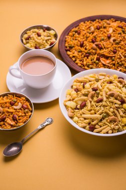 Farsan veya chivada veya chakna sıcak çay ile Hint ünlü aperatif olarak