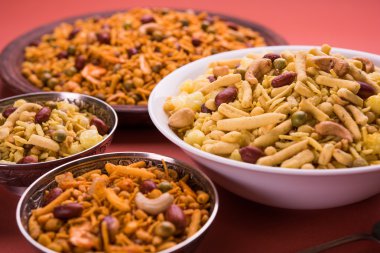 Farsan veya chivada veya chakna sıcak çay ile Hint ünlü aperatif olarak