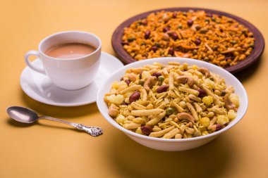 Farsan veya chivada veya chakna sıcak çay ile Hint ünlü aperatif olarak