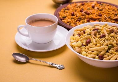 Farsan veya chivada veya chakna sıcak çay ile Hint ünlü aperatif olarak