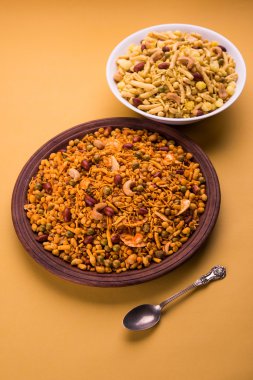 Farsan veya chivada veya chakna sıcak çay ile Hint ünlü aperatif olarak