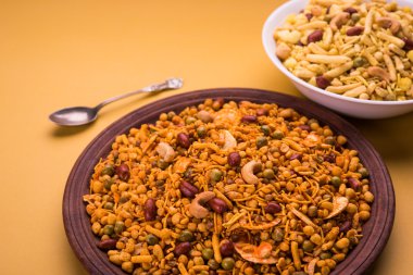 Farsan veya chivada veya chakna sıcak çay ile Hint ünlü aperatif olarak