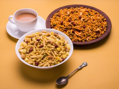 Farsan veya chivada veya chakna sıcak çay ile Hint ünlü aperatif olarak