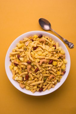 Farsan veya chivada veya chakna sıcak çay ile Hint ünlü aperatif olarak