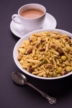 Farsan veya chivada veya chakna sıcak çay ile Hint ünlü aperatif olarak