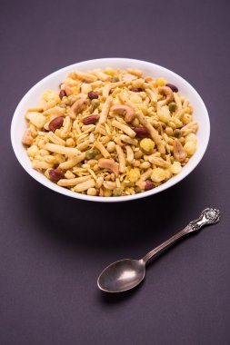 Farsan veya chivada veya chakna sıcak çay ile Hint ünlü aperatif olarak