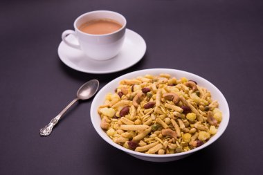 Farsan veya chivada veya chakna sıcak çay ile Hint ünlü aperatif olarak