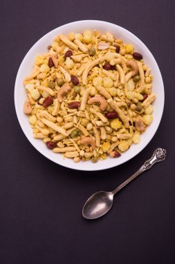 Farsan veya chivada veya chakna sıcak çay ile Hint ünlü aperatif olarak