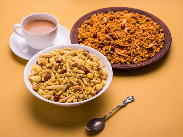 Farsan veya chivada veya chakna sıcak çay ile Hint ünlü aperatif olarak