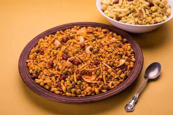 Lanche famoso indiano chamado Farsan ou chivada ou chakna com chá quente — Fotografia de Stock