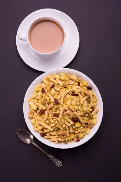 Snack indio famoso llamado Farsan o chivada o chakna con té caliente — Foto de Stock