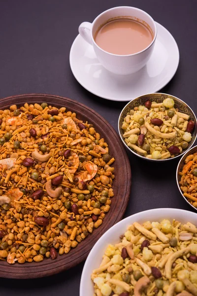Indiase beroemde snack genaamd Farsan of chivada of chakna met hete thee — Stockfoto