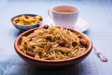 Farsan veya chivada veya chakna sıcak çay ile Hint ünlü aperatif olarak