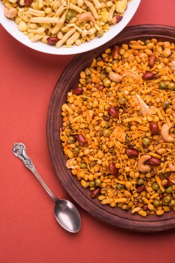 Farsan veya chivada veya chakna sıcak çay ile Hint ünlü aperatif olarak