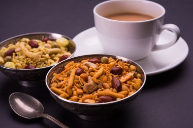 Farsan veya chivada veya chakna sıcak çay ile Hint ünlü aperatif olarak