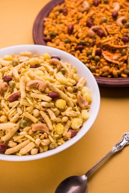 Farsan veya chivada veya chakna sıcak çay ile Hint ünlü aperatif olarak